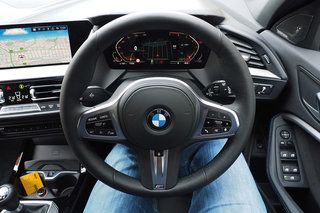 BMW 1 సిరీస్ (118i M స్పోర్ట్, 2020) రివ్యూ: టాన్టలైజింగ్ టెక్