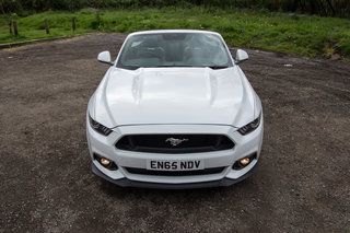 Преглед на Ford Mustang GT кабриолет: голям, брутален и сега британски