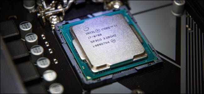 Eine Intel Core i7 CPU in einem Mainboard-Sockel.