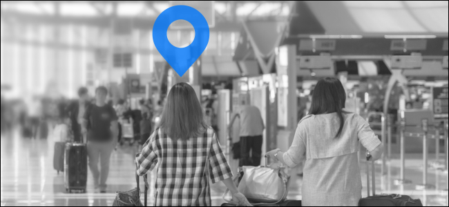 Standortsymbol über dem Mädchen, das in überfüllten Flughafen geht?