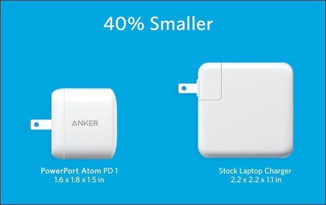 Anker PowerPort Atom PD 1 بجانب شاحن الكمبيوتر المحمول الأكبر حجمًا.