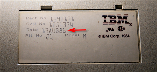 Tarikh pembuatan pada 13 Ogos 1986, di bahagian bawah Papan Kekunci Model M IBM.