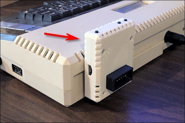 Адаптер FujiNet, подключенный к Atari 800XL.