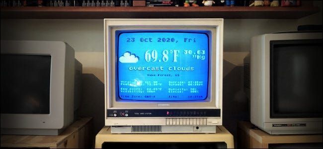 Программа Atari FujiNet Weather работает на старинном компьютерном мониторе.