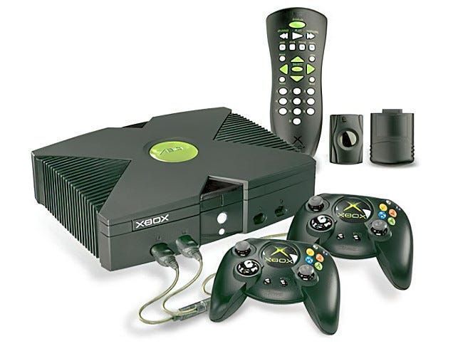 La console Microsoft Xbox 2001 con accessori.