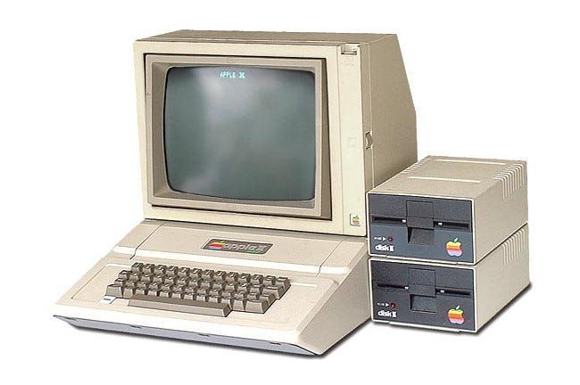Ένα Apple II με δύο μονάδες δισκέτας Disk II δίπλα του.