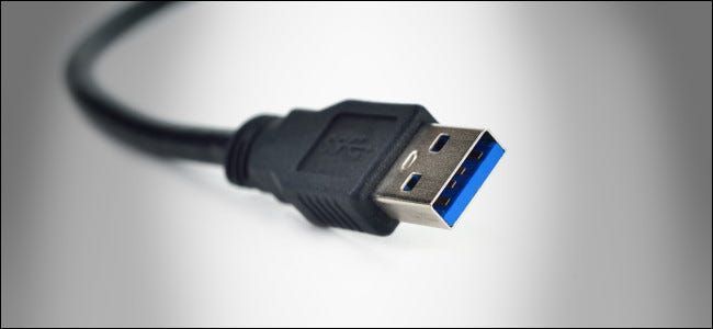 Ein USB-A-Stecker und -Kabel