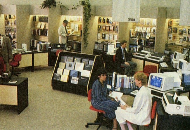 תמונה בתוך חנות ComputerLand בשנת 1983.