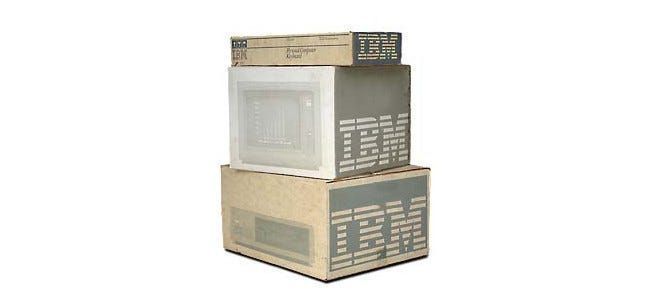 IBM dators, monitors un tastatūra oriģinālajā kastē.