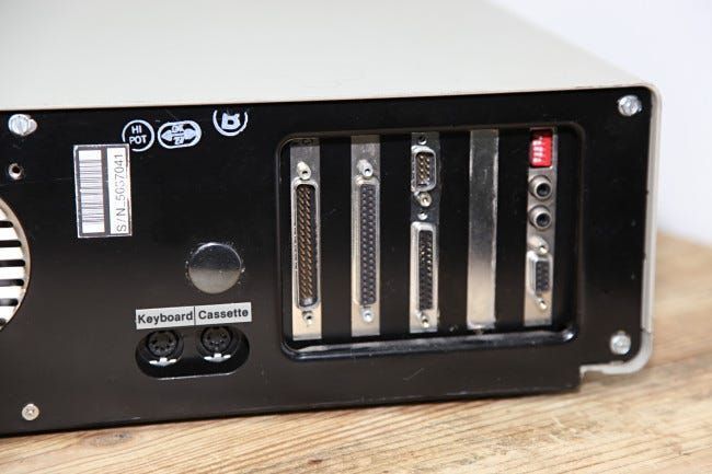Ang mga port sa likod ng IBM PC 5150.