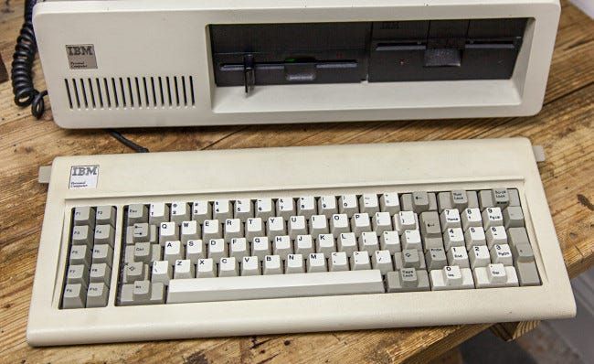 IBM PC 5150 tastatūra.