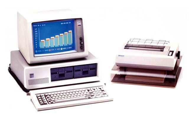 מחשב IBM עם מדפסת.