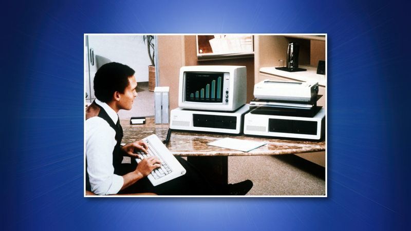 Isang lalaking gumagamit ng IBM PC 5150