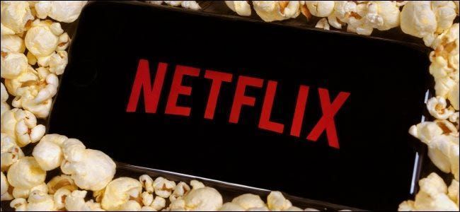 Netflix tālrunī ar popkornu