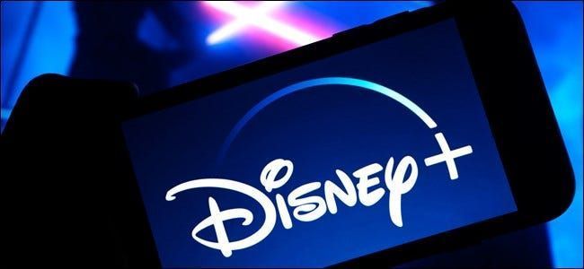 Logo Disney+ con sfondo di Star Wars