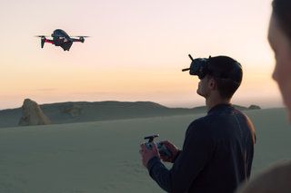 DJI FPV is een snelle en behendige drone en kan 0-60 doen in 2 seconden foto 1