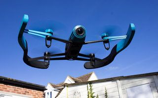 Pregled Parrot Bebop: Dron, ki ga upravlja aplikacija, združuje leteče specifikacije in dostopno ceno