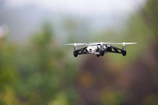 Drone voando no Reino Unido e nos EUA: todas as regras e regulamentos explicados