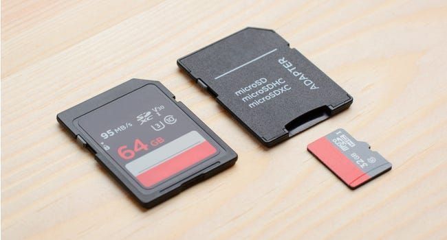 SD karte blakus microSD kartei un adapterim