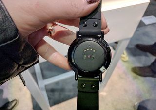 Визуализация на Misfit Vapor: Дизайнерски часовник със сензорен екран във водоустойчива опаковка