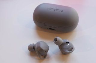 Предварительный просмотр Samsung Gear IconX 2018: увеличение времени автономной работы и голосовое управление Bixby для беспроводных наушников