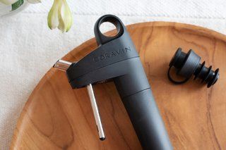 Coravin Pivot एक $99 का गैजेट है जो आपको वाइन की बोतल को हफ़्तों तक ताज़ा रखने में मदद करता है