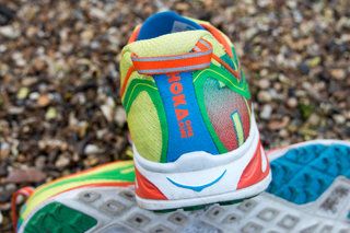 پہلی دوڑ: ہوکا ون ون ہواکا چلانے والے جوتے کا جائزہ: آپ کے صوفے سے زیادہ تکیا۔