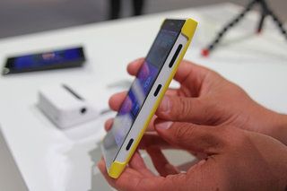 praktické příslušenství Nokia Lumia 1020 s nabíjecí rukojetí a připojením obrázku 2