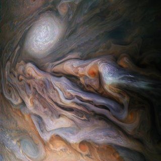 NASA erdvėlaivis „Juno“ užfiksavo tikrai įspūdingus Jupiterio vaizdus ir daugiau 2 nuotraukos