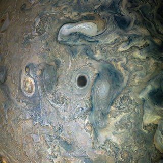 NASA erdvėlaivis „Juno“ užfiksavo tikrai įspūdingus Jupiterio vaizdus ir daugiau 9 nuotraukų
