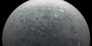 NASA erdvėlaivis „Juno“ užfiksavo tikrai įspūdingus Jupiterio vaizdus ir daugiau 1 nuotraukos