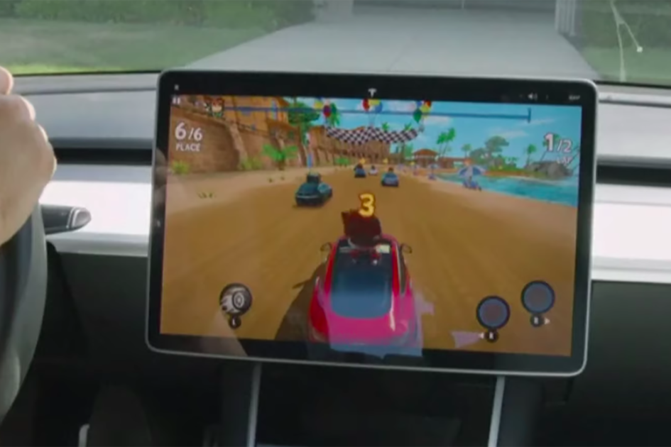 Teslas Elon Musk demonstrerer videospil i bilen, siger, at YouTube også kommer