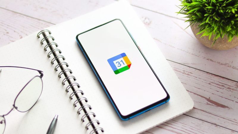 Smartphone sul pianificatore aperto con il logo di Google Calendar visualizzato