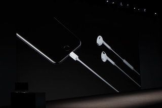 Spoločnosť Apple vyrobila tieto bezdrôtové slúchadlá AirPods a Lightning EarPods pre iPhone 7