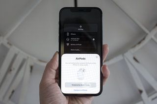 Com connectar dos AirPods a un iPhone o iPad i compartir una foto d
