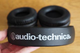 „Audio-Technica ATH-M50xBT“ „Bluetooth“ ausinių apžvalga: didelis garsas geriausiai skamba namuose