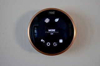 Google Nest Thermostat سے متعلق نکات اور ترکیبیں آپ کی تھرموسٹیٹ سیکھنے والی تصویر سے زیادہ سے زیادہ فائدہ اٹھائیں۔