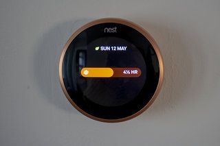 Google Nest Thermostat سے متعلق نکات اور ترکیبیں اپنی ترموسٹیٹ سیکھنے والی تصویر سے زیادہ سے زیادہ فائدہ اٹھائیں۔