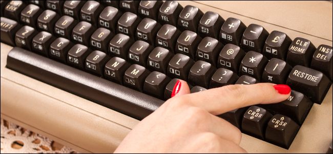 Žena píšuca na starej klávesnici.
