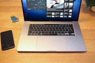 16palcová recenze MacBooku Pro Psací obrázek power-house 2