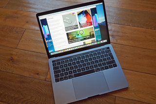 Macbook Pro ar skārienjoslas pārskatu 13 collu dārgs jaudas palielinājums ir vērts ar 2. attēlu