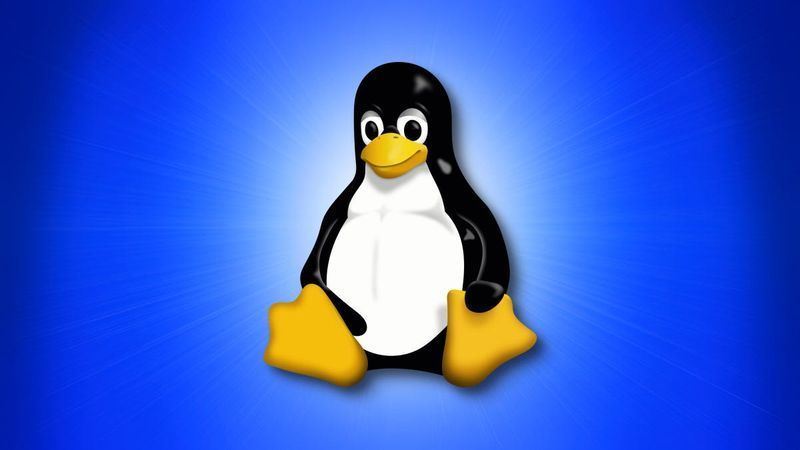 Tux maskot Linux pada latar belakang biru