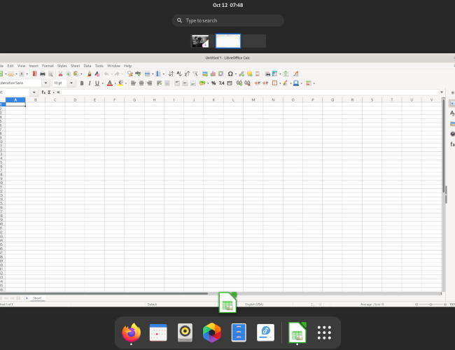 Màn hình tổng quan Fedora 35 hiển thị LibreOffice Calc ở chế độ toàn màn hình trong một không gian làm việc.
