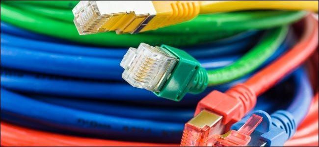 Krāsaini Ethernet kabeļi.