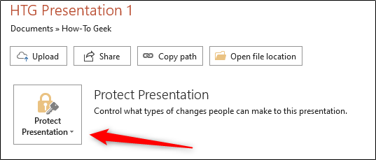 Faceți clic pe opțiunea Protejați prezentarea.