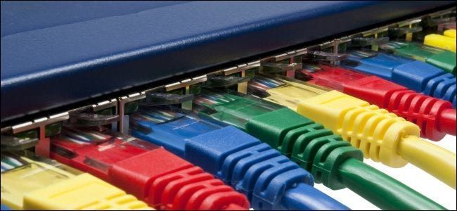 Krāsaini Ethernet kabeļi, kas pievienoti tīkla maršrutētājam vai slēdžam.