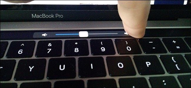 Cómo ajustar el volumen y el brillo con un solo gesto en la barra táctil de MacBook Pro