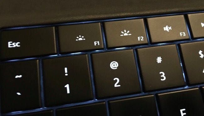 Клавиши за яркост в горния ред на клавиатура на Microsoft Surface.