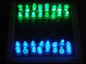 Leuchtendes Schachspiel kombiniert LEDs, Schach und DIY-Elektronikspaß