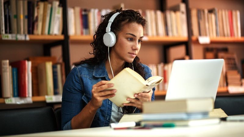 Cómo los grupos de estudio en línea pueden ayudarlo a concentrarse en el trabajo escolar